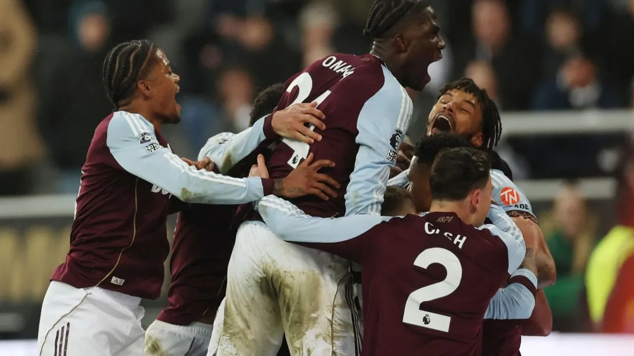 بفارق النقاط.. أستون فيلا يطارد سيتي وتشيلسي يزيح ليفربول من الصدارة